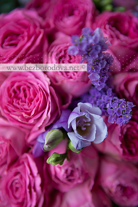 Малиновый свадебный букет из пионовидных роз с сиреневой фрезией и мятной зеленью эвкалипта