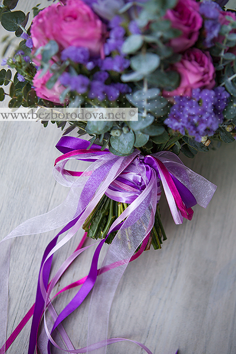 Малиновый свадебный букет из пионовидных роз с сиреневой фрезией и мятной зеленью эвкалипта