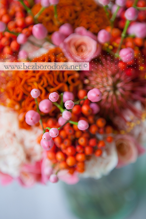Яркий осенний свадебный букет с ягодами рябины, оранжевой целозией, персиковой гвоздикой и леукосперумом