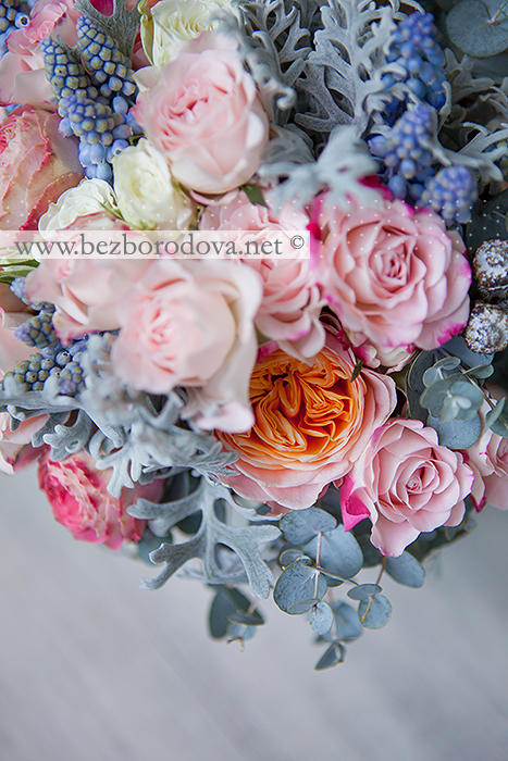 Букет невесты из розовых и персиковых пионовидных роз с голубыми мускари, кустовыми розами и мятной зеленью эвкалипта