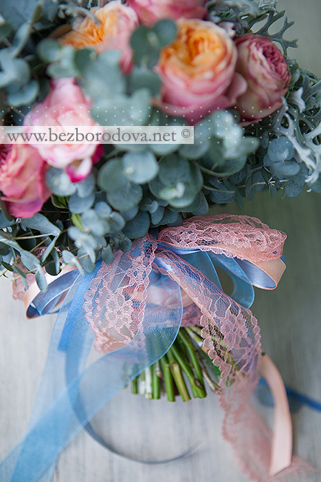 Букет невесты из розовых и персиковых пионовидных роз с голубыми мускари, кустовыми розами и мятной зеленью эвкалипта