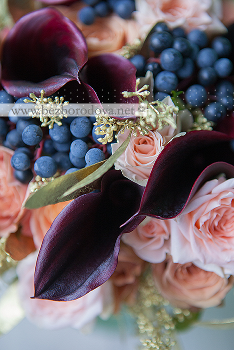 Золотой свадебный букет с каллами, диким виноградом, коричневыми розами и эвкалиптом