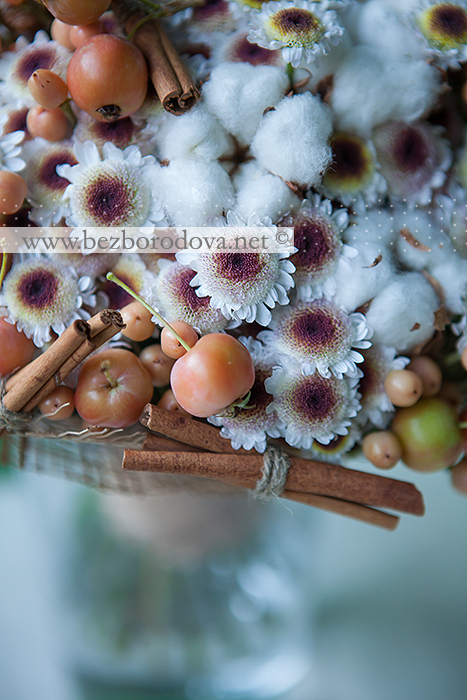 Уютный свадебный букет из хлопка и хризантемы с корицей, яблоками и ягодами гиперикума