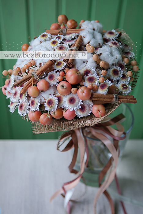 Уютный свадебный букет из хлопка и хризантемы с корицей, яблоками и ягодами гиперикума