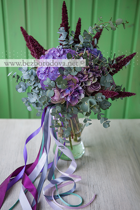 Мятный свадебный букет свободной формы с сиреневыми розами, лиловой гортензией, амарантом винного цвета и эвкалиптом