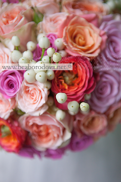 Свадебный букет из персиковых пионовидных роз с белыми ягодами гиперикума, оранжевыми розами гудини и розовых кустовых роз