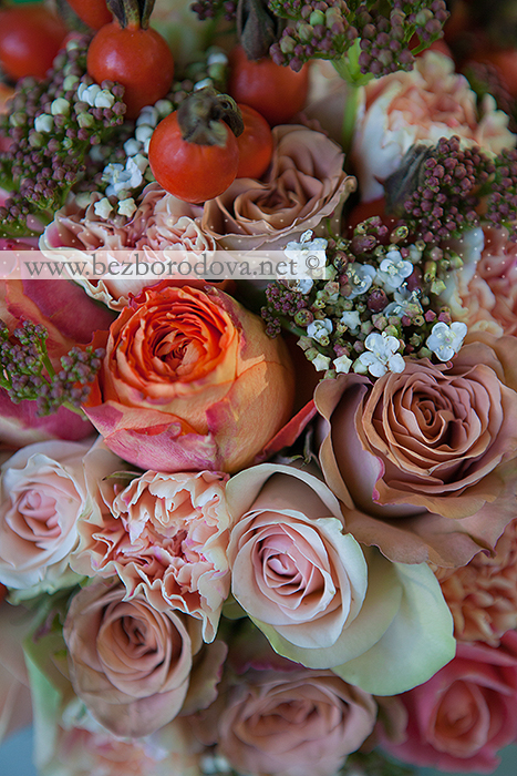 Оранжевый осенний букет с шиповником, коричневыми розами, оранжевыми пионовидными розами и персиковой гвоздикой