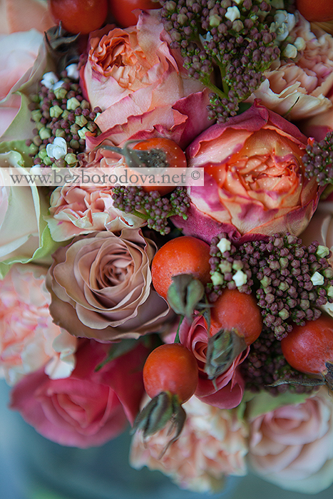 Оранжевый осенний букет с шиповником, коричневыми розами, оранжевыми пионовидными розами и персиковой гвоздикой