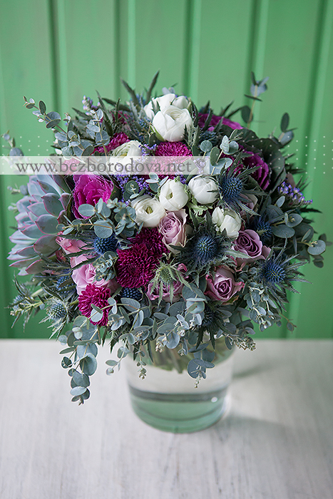 Мятный свадебный букет с суккулентом, белыми ранункулюсами, сиреневыми розами, брассикой и синими эрингиумами и винными хризантемами