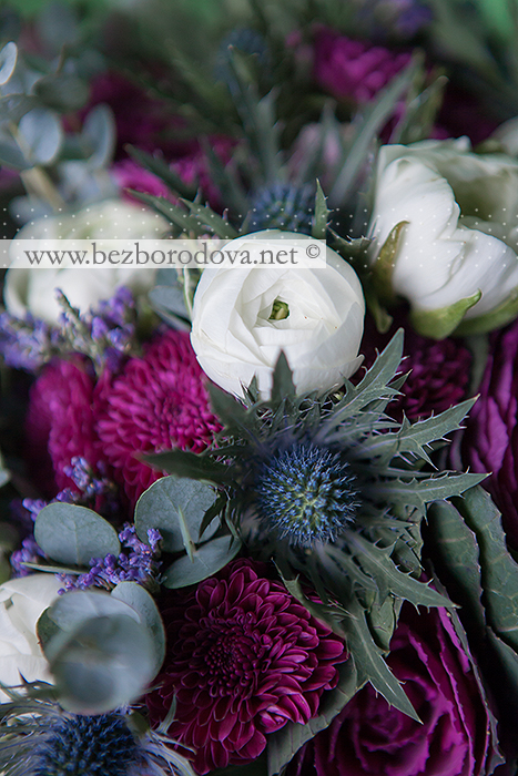 Мятный свадебный букет с суккулентом, белыми ранункулюсами, сиреневыми розами, брассикой и синими эрингиумами и винными хризантемами