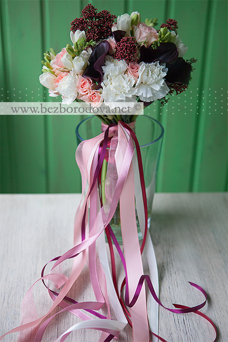Букет невесты с каллами цвета марсала, персиковой кустовой розой, белой фрезией и гвоздикой