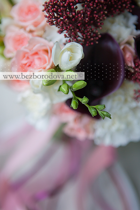 Букет невесты с каллами цвета марсала, персиковой кустовой розой, белой фрезией и гвоздикой