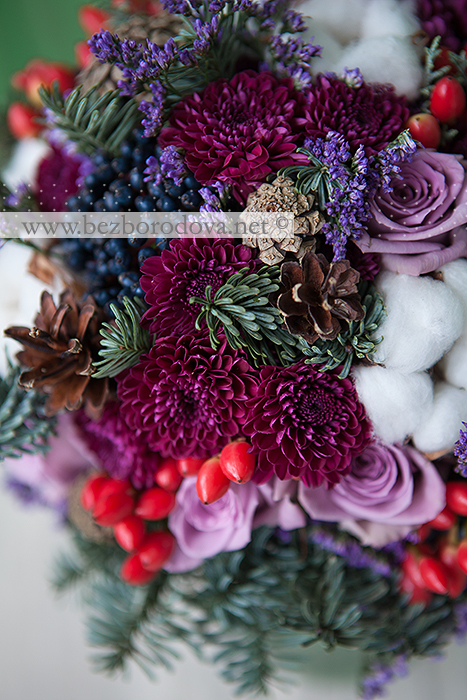 Зимний свадебный букет с хлопком, шишками, ветками ели, синими и красными ягодами, сиреневыми розами и винной хризантемой