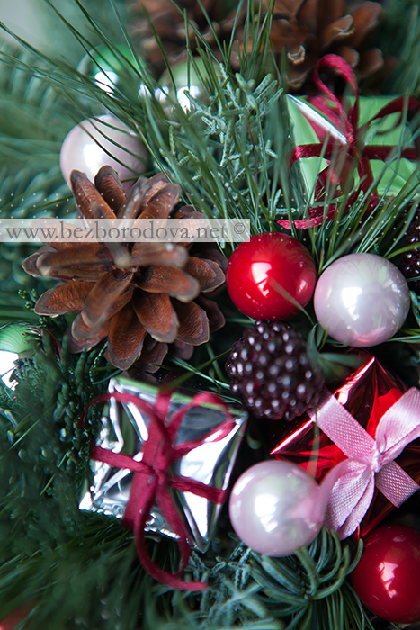 Новогодняя композиция из ели, можжевельника и сосны с шишками, шариками и ягодами