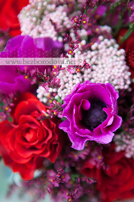 Зимний букет невесты с малиновыми анемонами, красными розами, розовым озотамнусом и зеленью эвкалипта