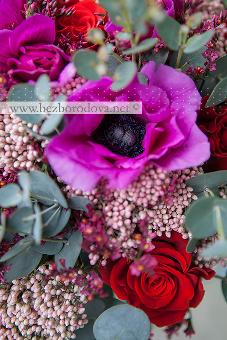 Зимний букет невесты с малиновыми анемонами, красными розами, розовым озотамнусом и зеленью эвкалипта