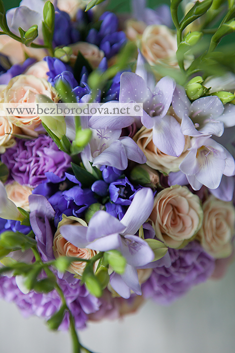 Сиреневый букет невесты из роз с гвоздиками, персиковыми кустовыми розами, фрезией и синей гентианой 