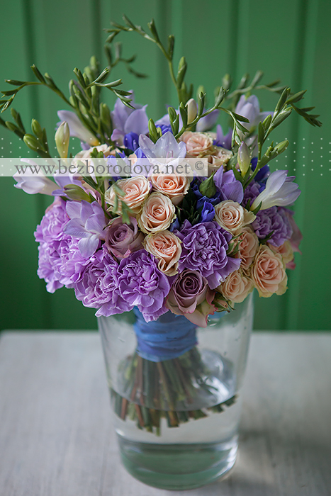 Сиреневый букет невесты из роз с гвоздиками, персиковыми кустовыми розами, фрезией и синей гентианой 