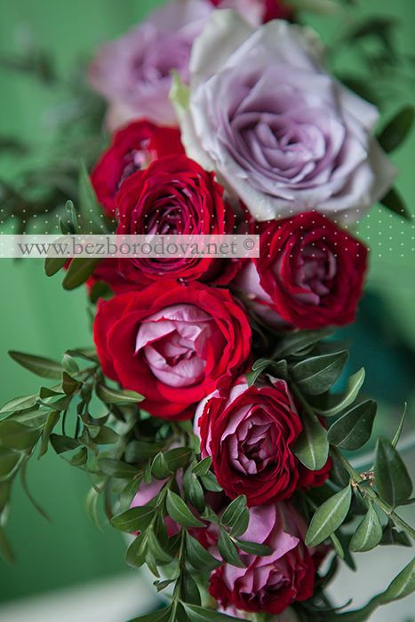 Свадебный венок из красных кустовых роз с зеленью и сиреневыми розами