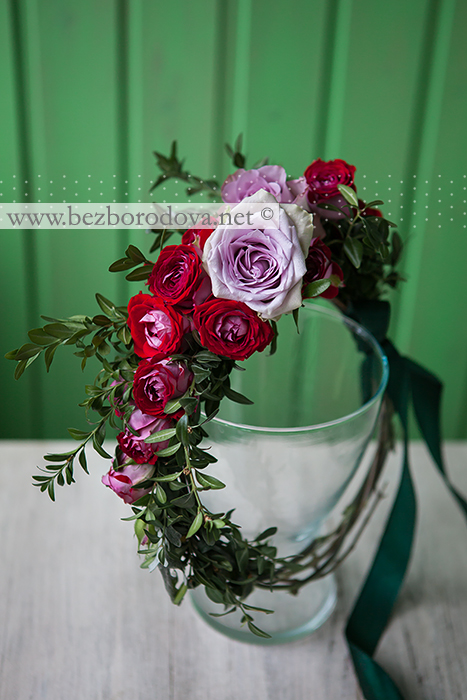 Свадебный венок из красных кустовых роз с зеленью и сиреневыми розами