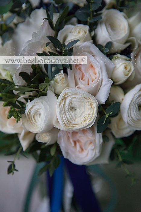 Белый свадебный букет из ранункулюсов, анемонов, пионовидных роз, фрезий и синих ягод вибурнума с мятной зеленью эвкавлипта