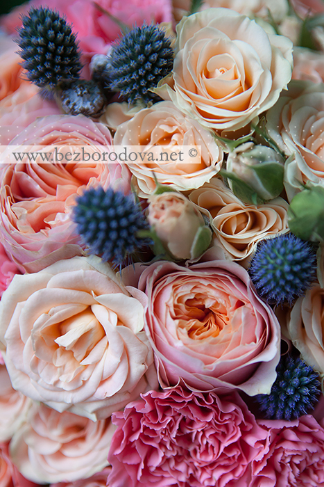 Персиковый свадебный букет из кустовых роз, с розовыми гвоздиками, пионовидными розами и синим эрингиумом