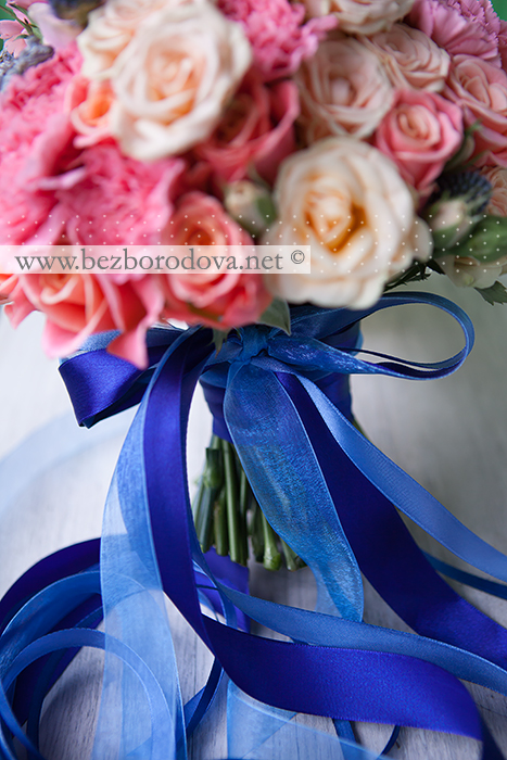 Персиковый свадебный букет из кустовых роз, с розовыми гвоздиками, пионовидными розами и синим эрингиумом