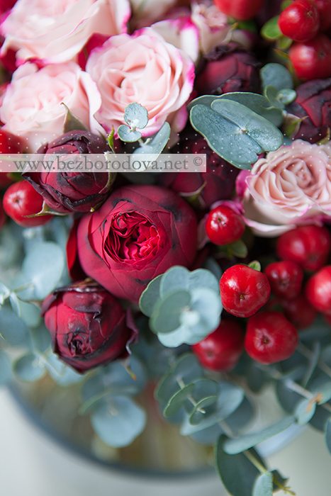 Красный свадебный букет из пионовидных роз с ягодами гиперикума, хлопком, мятным эвкалиптом и розовыми кустовыми розами