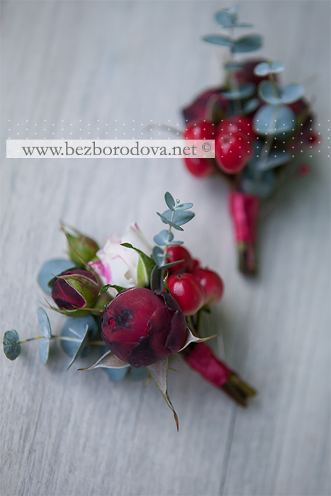 Красный свадебный букет из пионовидных роз с ягодами гиперикума, хлопком, мятным эвкалиптом и розовыми кустовыми розами