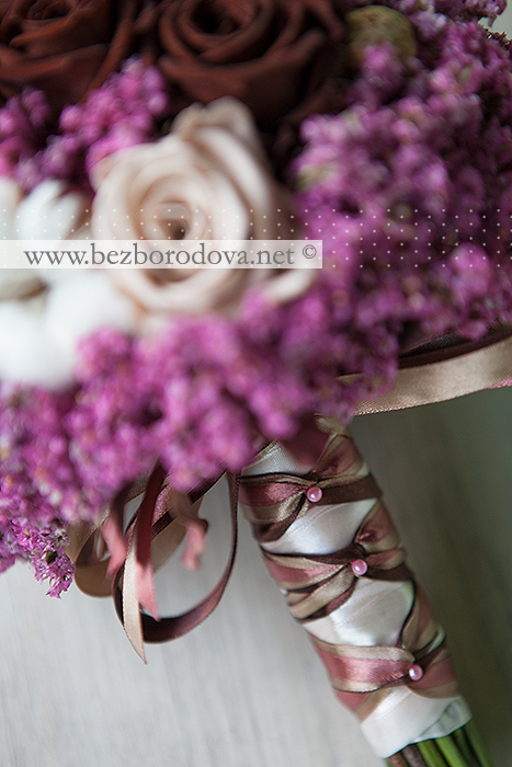  Розовый букет невесты из лимониума с коричневыми и бежевыми стабилизированными розами, миндальными и грецкими орехами