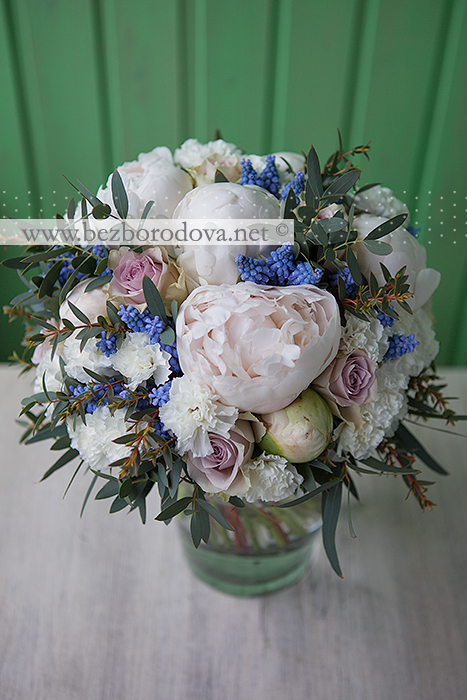 Белый свадебный букет из пионов с голубыми мускари и сиреневыми розами