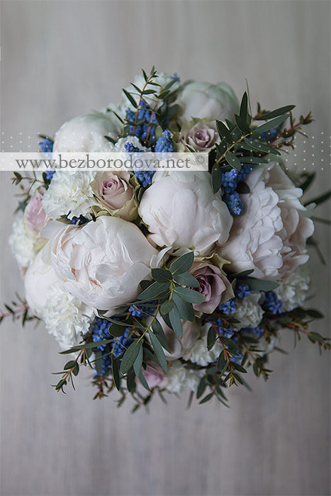 Белый свадебный букет из пионов с голубыми мускари и сиреневыми розами