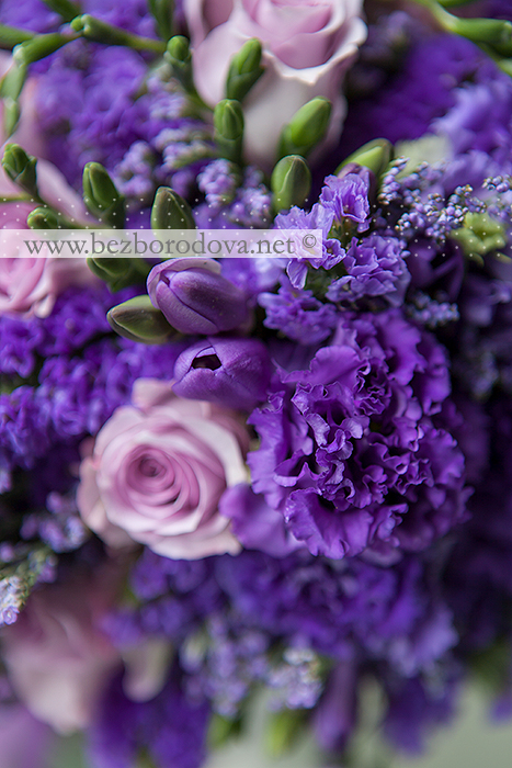 Фиолетовый свадебный букет из эустомы и фрезий с сиреневыми розами