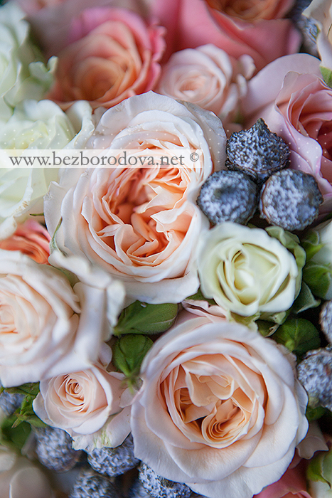 Классический кремовый букет невесты из кустовых роз с персиковыми пионовидными розами и серыми бутонами эвкалипта