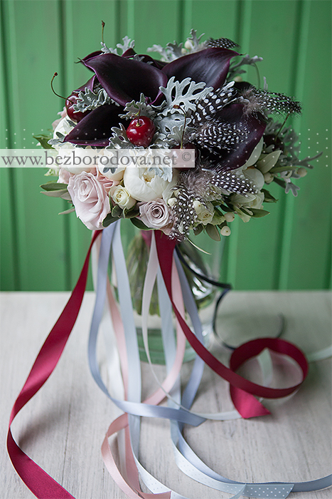Свадебный букет цвета марсала из калл с перьями, белыми пионами, пудровыми розами, серой зеленью и ягодами черешни