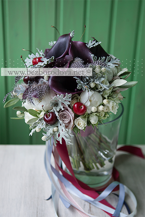 Свадебный букет цвета марсала из калл с перьями, белыми пионами, пудровыми розами, серой зеленью и ягодами черешни