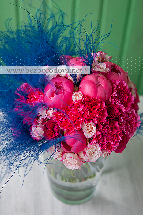 Необычный малиновый букет невесты из пионов и гвоздики с синим ковылем и розовыми кустовыми розами