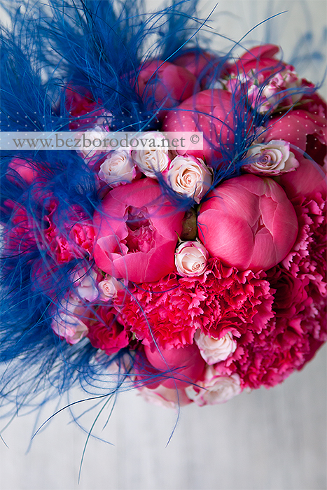 Необычный малиновый букет невесты из пионов и гвоздики с синим ковылем и розовыми кустовыми розами