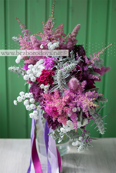 Свадебный букет свободной формы цвета марсала, с розовой астильбой, серой зеленью стахиса и белой ахиллеей птармика
