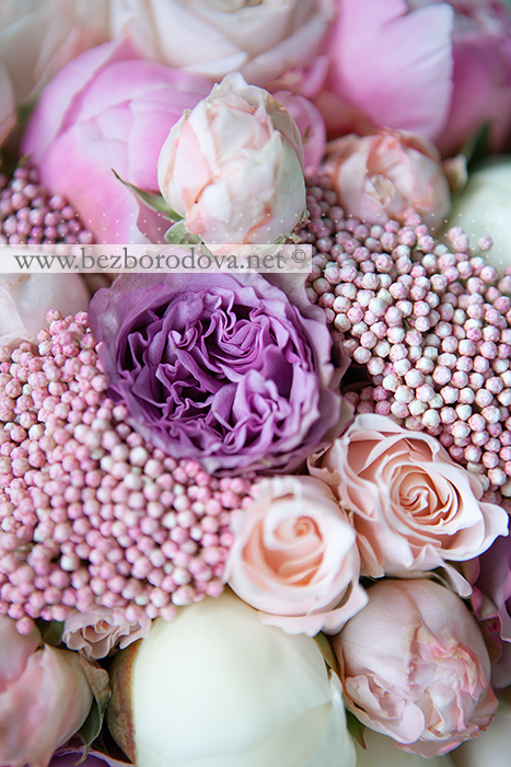 Розовый свадебный букет из пионовидных роз, озотамнуса, с белыми пионами сорта дюшес и сиреневыми розами