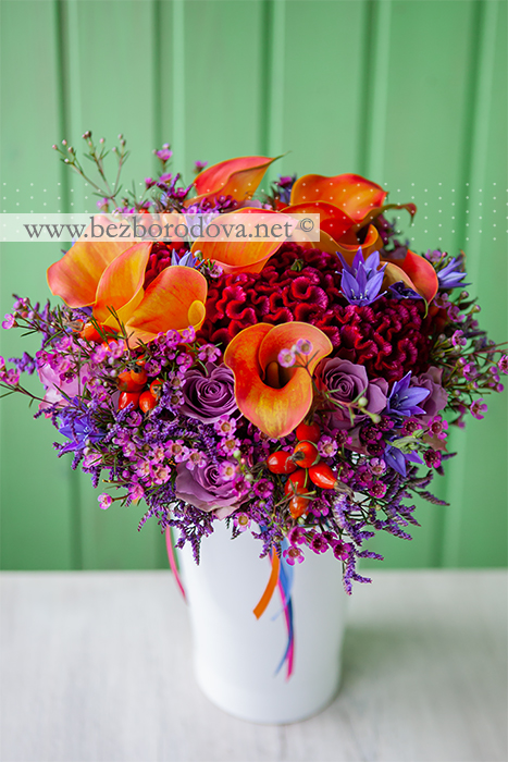 Яркий осенний букет невесты из оранжевых калл, малиновой целозии с сиреневыми розами и синей бродеей