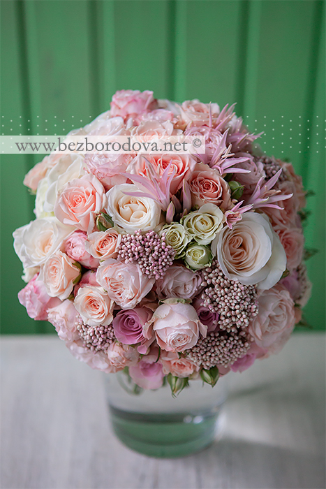 Нежный свадебный букет из кремовых и персиковых пионовидных роз