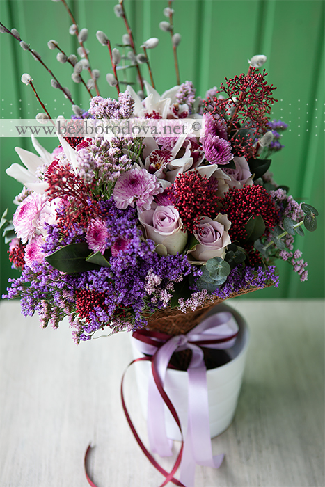 Подарочный букет из белых орхидей цимбидиум и сиреневых хризантем и роз в азиатском стиле
