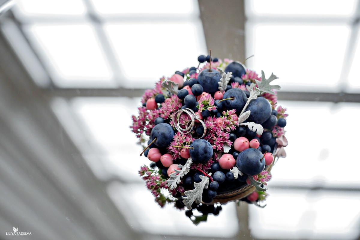 Букет из калл цвета марсала с синими ягодами девичьего винограда, сиреневыми розами и серой зеленью