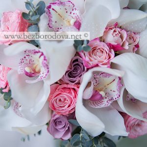 Нежный свадебный букет из белых орхидей цимбидиум с розовыми пионовидными розами и серой зеленью