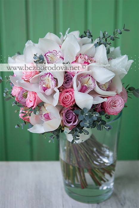 Нежный свадебный букет из белых орхидей цимбидиум с розовыми пионовидными розами и серой зеленью