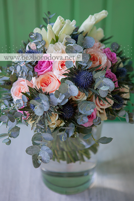 Свадебный букет из персиковых пионовидных роз с мятной зеленью, суккулентом и синими эрингиумами