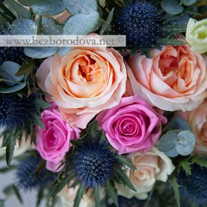 Свадебный букет из персиковых пионовидных роз с мятной зеленью, суккулентом и синими эрингиумами