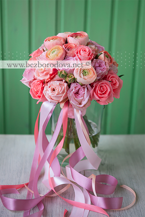 Розовый букет невесты из пионовидных роз и персиковых ранункулюсов