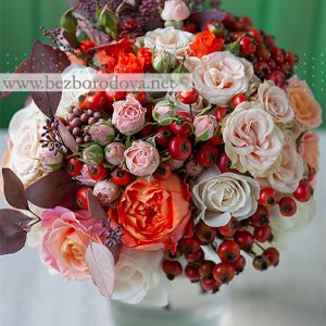 Осенний букет невесты с ягодами шиповника, оранжевыми пионовидными розами и коричневым эвкалиптом